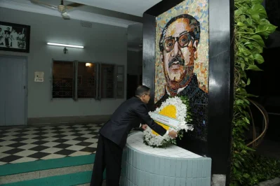 পিতা বঙ্গবন্ধু শেখ মুজিবুর রহমানের প্রতি শ্রদ্ধা জানাচ্ছেন প্রণয় ভার্মা। 