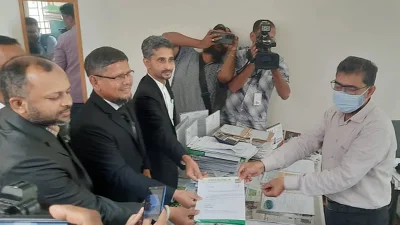 আগারগাঁওয়ে নির্বাচন কমিশন সচিবালয়ে বুধবার দুপুরে নিবন্ধনের জন্য আবেদনপত্র জমা দেন বাংলাদেশ ডেভেলপমেন্ট পার্টির (বিডিপি) নেতারা। ছবি: সংগৃহীত