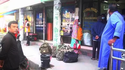 টিকেট কাউন্টারের সামনে যাত্রীদের অপেক্ষা। ছবি: সংগৃহীত