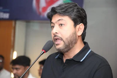 আওয়ামী লীগের কেন্দ্রীয় কার্যালয়ে যুবলীগ আয়োজিত অনুষ্ঠানে বক্তব্য রাখছেন যুবলীগের প্রেসিডিয়াম সদস্য মজিবুর রহমান চৌধুরী নিক্সন। ছবি- সংগৃহীত