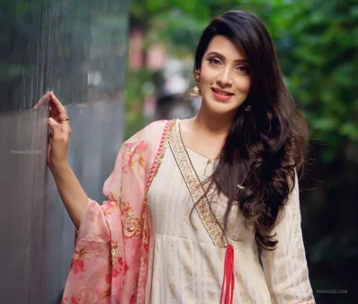 অভিনেত্রী বিদ্যা সীনহা মীম। 