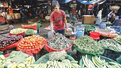কাওরানবাজারের সবজি বিক্রেতী।