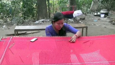 কাপড় বুননে ব্যস্ত রাখাইন সম্প্রদায়ের নারী। 