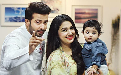 অপু বিশ্বাস ও সন্তান জয়ের সঙ্গে শাকিব খান। 