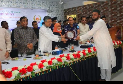 পুরস্কার বিতরণ করছেন চিফ হুইপ নূর-ই-আলম চৌধুরী লিটন। ছবি: ইত্তেফাক