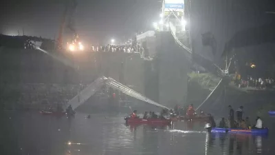 সন্ধ্যা নাগাদ উদ্ধারকারীরা কাজ করে যাচ্ছে