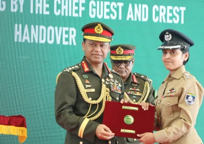 সেনাপ্রধান নবীনদের সার্টিফিকেপ প্রদান করেন