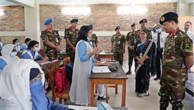 বাংলাদেশ আর্মি ইউনিভার্সিটি অব ইঞ্জিনিয়ারিং অ্যান্ড টেকনোলজি এবং ইঞ্জিনিয়ার সেন্টার অ্যান্ড স্কুলের শিক্ষার্থীদের সঙ্গে কথা বলেন সেনা প্রধান। ছবি- আইএসপিআর 