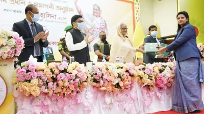 প্রধানমন্ত্রী শেখ হাসিনার কাছ থেকে সনদ গ্রহণ করছেন রুবাইয়া খানম