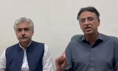 বাঁয়ে পিটিআই নেতা আসাদ ওমর 