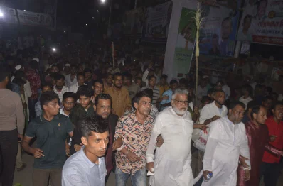 বিএনপির নেতা-কর্মীরা বিভাগীয় গণসমাবেশস্থল নগরীর বঙ্গবন্ধু উদ্যানে যোগদান করতে থাকে। ছবি: ইত্তেফাক