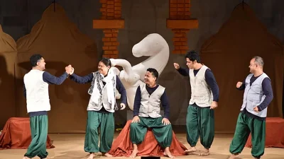 &lsquo;স্বর্ণময়ী&rsquo; নাটকের মহড়ায় অভিনয় শিল্পীরা।
