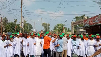 কাফনের কাপড় পরে মিছিলে বিএনপি নেতাকর্মীরা। ছবি: ইত্তেফাক