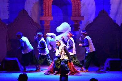 রাজধানীর জাতীয় নাট্যশালার পরীক্ষণ থিয়েটার মিলনায়তনে মঞ্চস্থ হলো নতুন নাটক &lsquo;স্বর্ণময়ী&rsquo;।