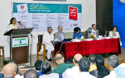 বক্তব্য রাখছেন অবসরপ্রাপ্ত বিচারপতি কৃষ্ণা দেবনাথ। ছবি: ইত্তেফাক