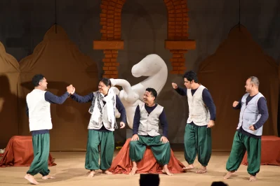 রাজধানীর জাতীয় নাট্যশালার পরীক্ষণ থিয়েটার মিলনায়তনে মঞ্চস্থ হলো নতুন নাটক &lsquo;স্বর্ণময়ী&rsquo;।