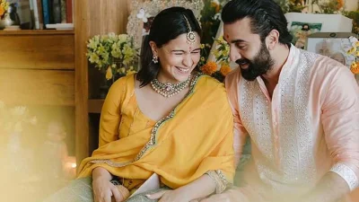 অক্টোবর মাসে কাপুর পরিবার তাদের মুম্বাইয়ের বাসভবন বাস্তুতে আলিয়া ভাটের জন্য একটি অন্তরঙ্গ বেবি শাওয়ারের আয়োজন করে