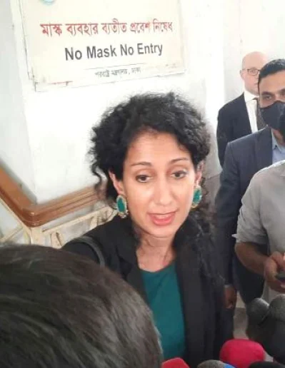 পররাষ্ট্র মন্ত্রণালয়ে বৈঠক শেষে সাংবাদিকদের মুখোমুখি হন আফরিন আক্তার। ছবি: সংগৃহীত