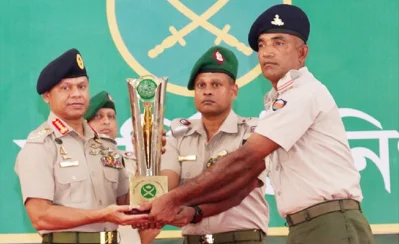 প্রশিক্ষণ সহায়ক সামগ্রী প্রদর্শন প্রতিযোগিতায় বিজয়ীদের হাতে ট্রফি তুলে দেন সেনা প্রধান।