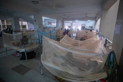 হাসপাতালের বাড়ান্দায় ডেঙ্গু জ্বরে আক্রান্ত রোগীরা। ছবি: ইত্তেফাক