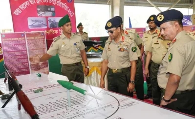 প্রশিক্ষণ সহায়ক সামগ্রী প্রদর্শন প্রতিযোগিতার বিভিন্ন স্টল ঘুরে দেখেন সেনা প্রধান। 