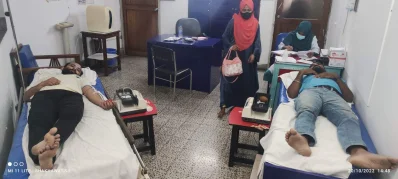ডেঙ্গু জ্বরে আক্রান্তদের জন্য রক্ত দাণ করছে স্বজনরা। ছবি: ইত্তেফাক