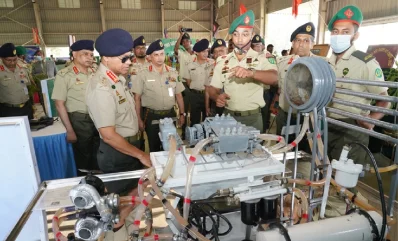 প্রশিক্ষণ সহায়ক সামগ্রী প্রদর্শন প্রতিযোগিতার বিভিন্ন স্টল ঘুরে দেখেন সেনা প্রধান। 