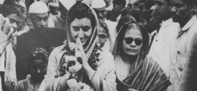 ১৯৫৯ সালে ৪২ বছর বয়সে ইন্দিরা গান্ধী ভারতীয় জাতীয় কংগ্রেসের সভানেত্রী নির্বাচিত হন।