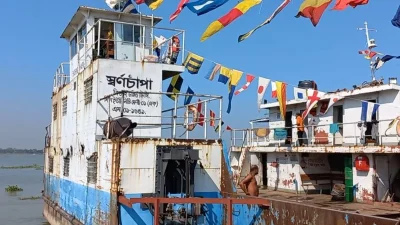 মুন্সীগঞ্জ-গজারিয়া রুটে আবারও চালু হয়েছে ফেরি চলাচল। ছবি: ইত্তেফাক