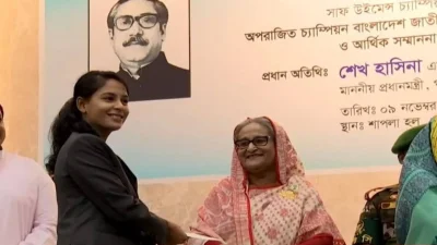 প্রধামন্ত্রীর হাত থেকে চেক নিচ্ছেন নারী দলের মিডফিল্ড তারকা সানজিদা আক্তার। ছবি: সংগৃহীত