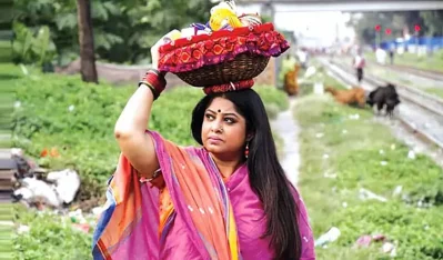 &lsquo;ভাঙন&rsquo; সিনেমার একটি দৃশ্যে মৌসুমী