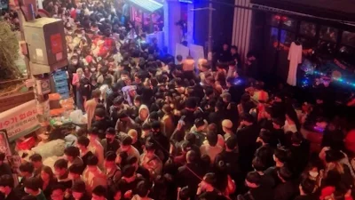 করোনা মহামারির পর গত ২৯ অক্টোবর দক্ষিণ কোরিয়ার ইটাওনে হ্যালোউইন পার্টির আয়োজন করা হয়