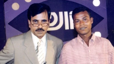 হানিফ সংকেতের সঙ্গে আকবর। ছবি: সংগৃহীত