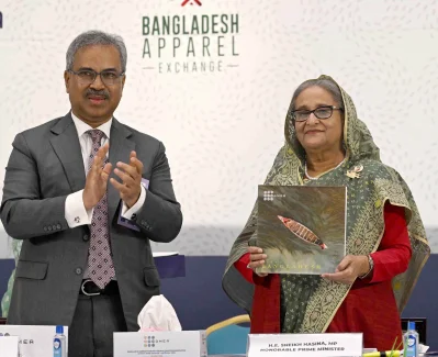 দু&lsquo;টি কফি টেবিল বইয়ের মোড়ক উন্মোচন করেন প্রধানমন্ত্রী শেখ হাসিনা। ছবি: ফোকাস বাংলা