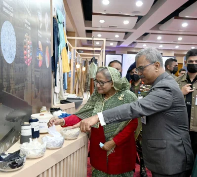 বিভিন্ন স্টল পরিদর্শন করেন প্রধানমন্ত্রী শেখ হাসিনা। ছবি: ফোকাস বাংলা