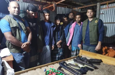অস্ত্রসহ গ্রেফতারকৃতরা। ছবি: ইত্তেফাক
