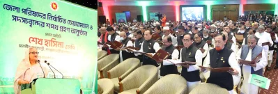 শপথ নিলেন নবনির্বাচিত জেলা পরিষদ চেয়ারম্যানরা। ছবি: পিএমও