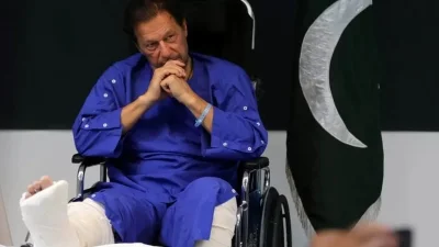  র&zwnj;্যালিতে গুলিবিদ্ধ হওয়ার পর ইমরান খান। 