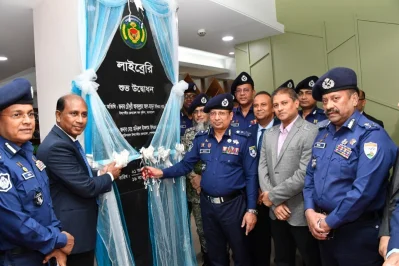 পুলিশের বিশেষ শাখার (এসবি) সদরদপ্তরে আধুনিক লাইব্রেরি উদ্বোধন করছেন পুলিশ মহাপরিদর্শক (আইজিপি) চৌধুরী আবদুল্লাহ আল-মামুন।