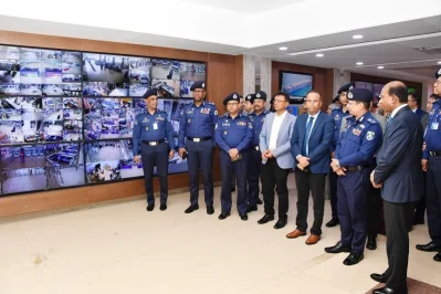 অপারেশনস কন্ট্রোল রুম পরিদর্শন করছেন পুলিশ মহাপরিদর্শক (আইজিপি) চৌধুরী আবদুল্লাহ আল-মামুন।