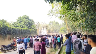 দুপুরে উপাচার্যের বাসভবনের সামনে অবস্থান নেন শিক্ষার্থীরা
