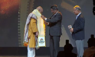 আবুল হায়তকে উত্তরীয় প্রদান করেন কৃষিমন্ত্রী আব্দুর রাজ্জাক। ছবি: ইত্তেফাক