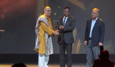 আবুল হায়াতের পুরস্কার তুলে দেন কৃষিমন্ত্রী আব্দুর রাজ্জাক। ছবি: ইত্তেফাক