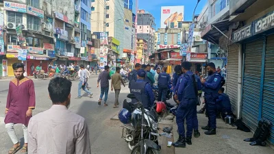 নগরীর বিভিন্ন স্থানে পুলিশের চেকপোস্ট বসানো হয়েছে। ছবি: ইত্তেফাক