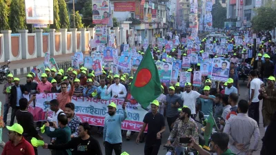 মিছিল নিয়ে সমাবেশস্থলে যাচ্ছেন নেতা-কর্মীরা। ছবি: ইত্তেফাক