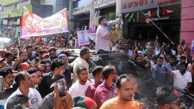 ইশরাক হোসেন গাড়িবহর নিয়ে সমাবেশে যাচ্ছেন। ছবি: ইত্তেফাক