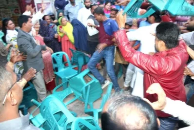 বিএনপির দুই গ্রুপের সংঘর্ষ। ছবি: ইত্তেফাক