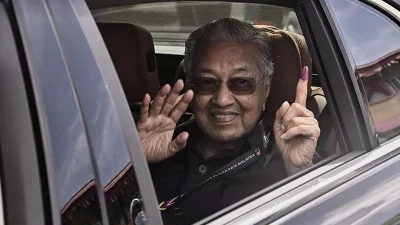 ভোট দিয়ে মালয়েশিয়ার সাবেক প্রধানমন্ত্রী মাহাথির মোহাম্মদের উল্লাস। সংগৃহীত ছবি