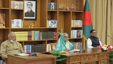 গণভবনে আওয়ামী লীগের উপদেষ্টা পরিষদের সভায় দলীয় সভাপতি শেখ হাসিনার সঙ্গে দলের সাধারণ সম্পাদক ওবায়দুল কাদের ও আমির হোসেন আমু 