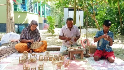 তৈরি হয়ে হরেক রকমের নান্দনিক সব জিনিস। ছবি: ইত্তেফাক